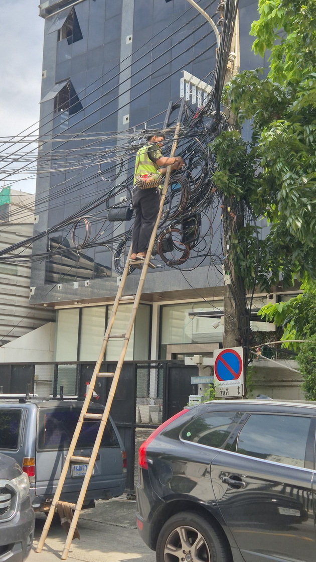 slavica-so-semejstvoto-2-meseci-beshe-vo-tajland-ima-sovrshen-obrok-za-100-denari-no-vo-restoran-so-ventilator-i-pocrneti-dzidovi-04.jpg