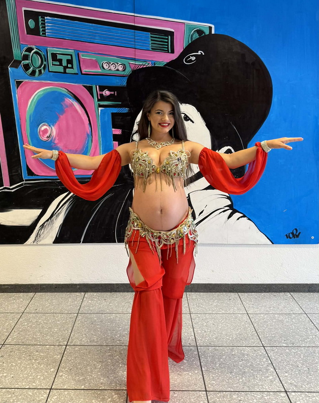 viktorija-e-nasha-stomachna-tancharka-shto-zhivee-vo-shvajcarija-igrav-orientalen-tanc-i-vo-8-iot-mesec-od-bremenosta-15.jpg