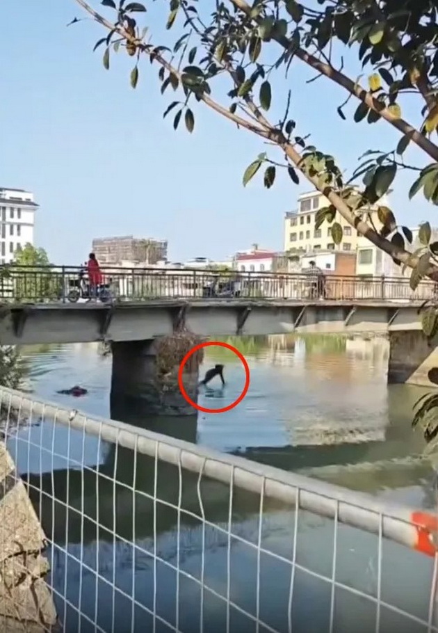 voznemiruvachko-video-tatko-si-go-frli-deteto-vo-reka-srede-zhestoka-raspravija-so-soprugata-04.jpg