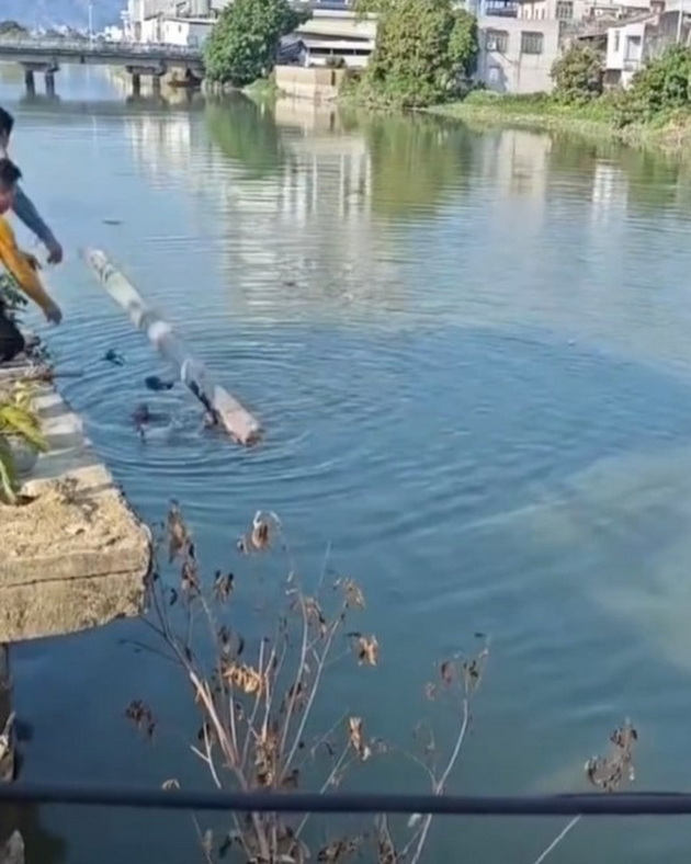 voznemiruvachko-video-tatko-si-go-frli-deteto-vo-reka-srede-zhestoka-raspravija-so-soprugata-06.jpg