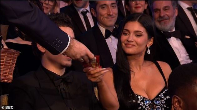 di-karpio-tazhen-bidejkji-izgubi-rasistichki-navredi-na-majkl-dzh-dzhordan-kako-pomina-dodeluvanjeto-na-bafta-2026-7.JPG