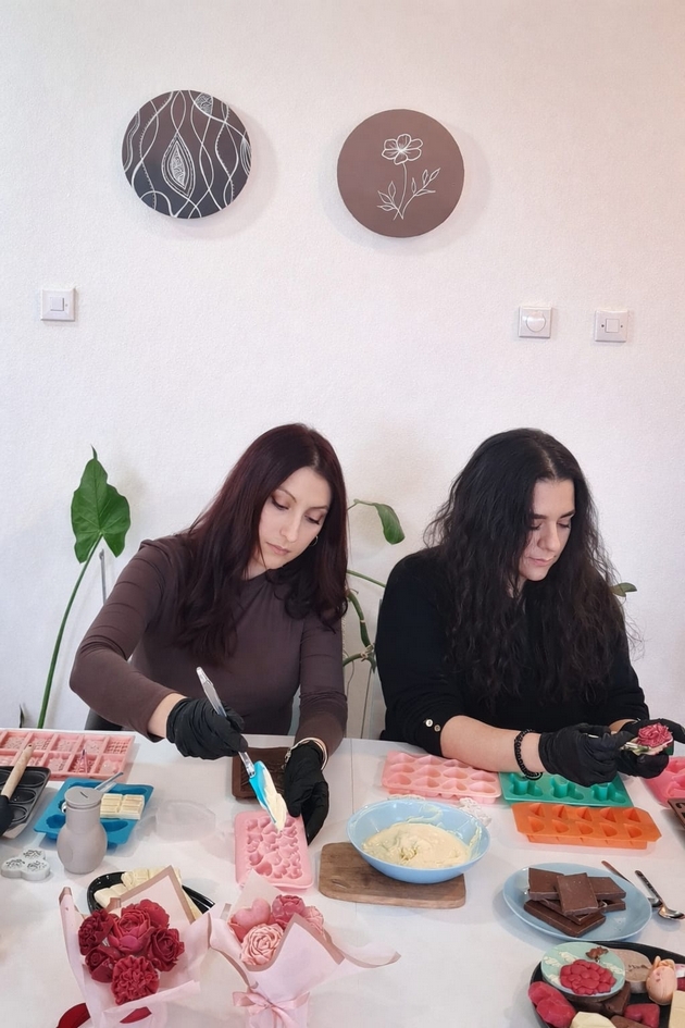 gabriela-i-radica-od-skopje-pravat-unikatni-chokoladni-deserti-za-nekoi-pokompleksni-kreacii-ni-se-poterbni-i-po-nekolku-dena-20.JPG