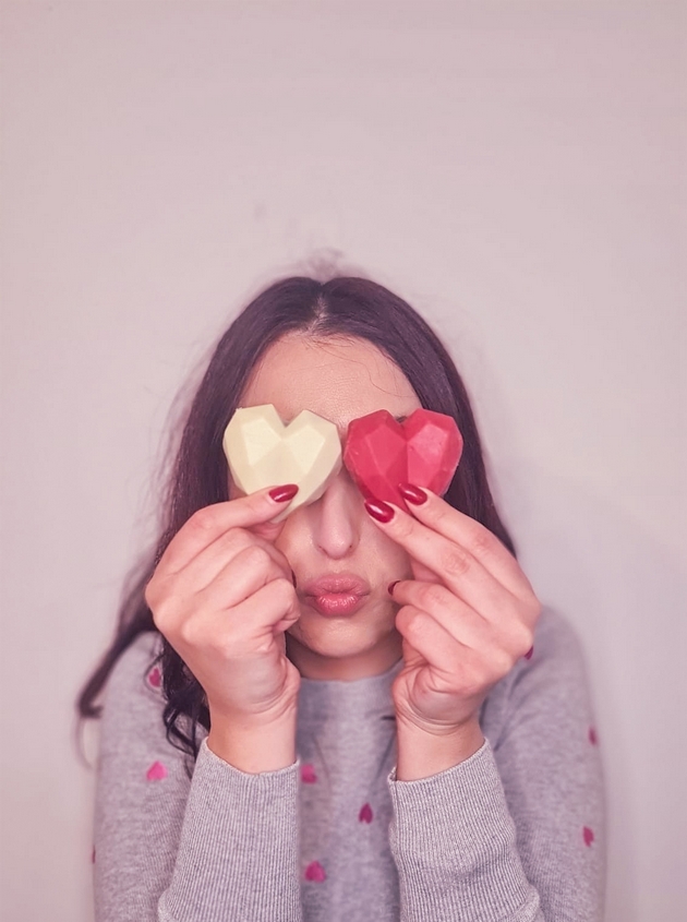 gabriela-i-radica-od-skopje-pravat-unikatni-chokoladni-deserti-za-nekoi-pokompleksni-kreacii-ni-se-poterbni-i-po-nekolku-dena-6.JPG