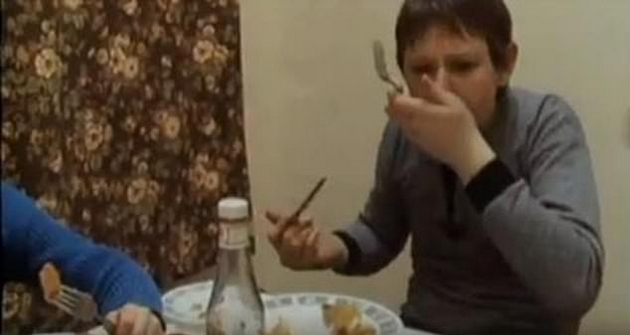 kako-izgleda-zhivotot-so-turetov-sindrom-ja-opcu-kralica-elizabeta-vo-lice-kazha-rasistichka-navreda-na-bafta-06.JPG