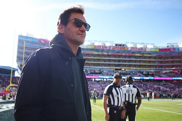 leonardo-di-kaprio-se-krie-pod-maska-adam-sendler-neraspolozhen-dzvezdite-na-super-bowl-2026-06.jpg