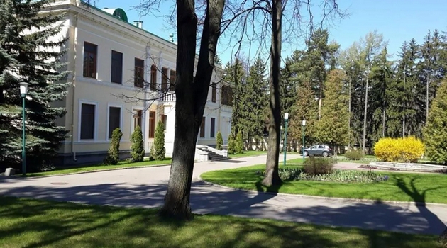 ljubovnicata-mu-nosela-drugi-zheni-zhivee-raskoshno-vo-rusija-po-padot-na-negoviot-rezhim-koj-e-poraneshniot-diktator-na-sirija-2_copy.JPG
