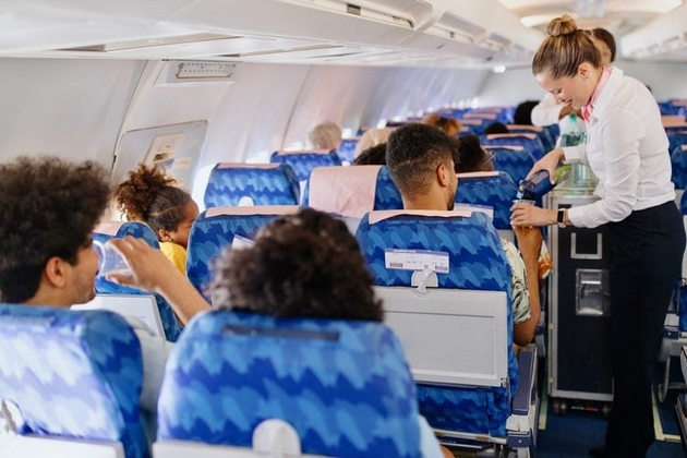 rakopleskanje-otkako-avionot-kje-sleta-i-ushte-8-uchtivi-raboti-shto-gi-nerviraat-stjuardesite-i-drugite-patnici-03.JPG