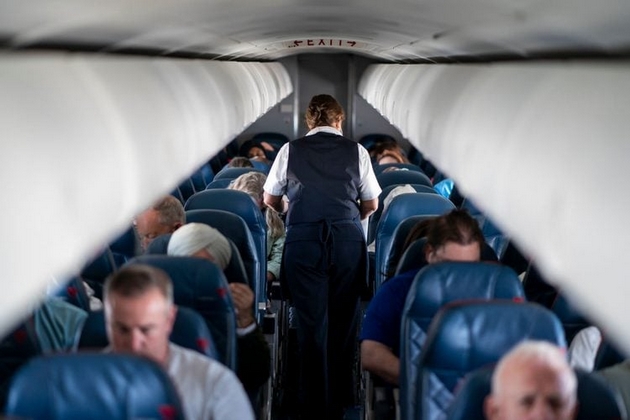rakopleskanje-otkako-avionot-kje-sleta-i-ushte-8-uchtivi-raboti-shto-gi-nerviraat-stjuardesite-i-drugite-patnici-04.JPG