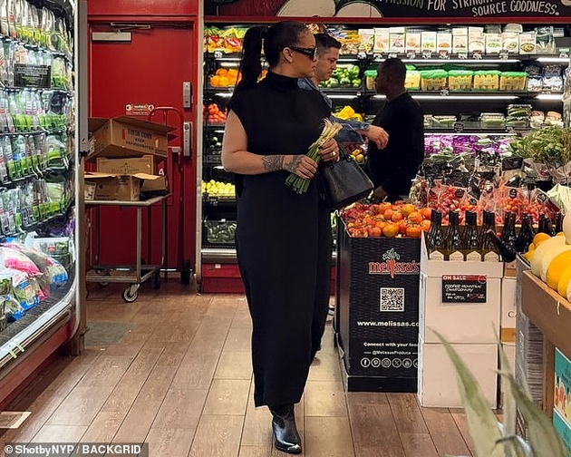 rijana-pazari-vo-market-i-pokraj-statusot-na-milijarder-sama-odbira-ovoshje-i-zelenchuk-se-smee-so-kupuvachite-foto-02.JPG