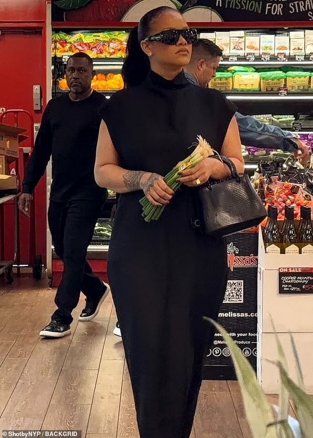 rijana-pazari-vo-market-i-pokraj-statusot-na-milijarder-sama-odbira-ovoshje-i-zelenchuk-se-smee-so-kupuvachite-foto-03.JPG