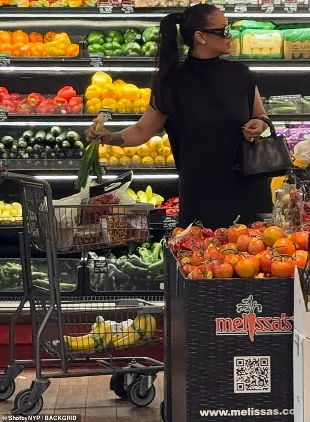 rijana-pazari-vo-market-i-pokraj-statusot-na-milijarder-sama-odbira-ovoshje-i-zelenchuk-se-smee-so-kupuvachite-foto-04.JPG