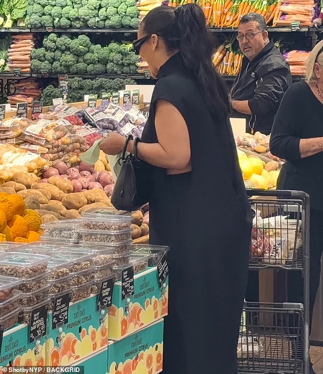 rijana-pazari-vo-market-i-pokraj-statusot-na-milijarder-sama-odbira-ovoshje-i-zelenchuk-se-smee-so-kupuvachite-foto-05.JPG
