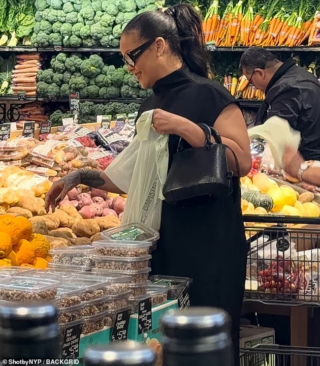 rijana-pazari-vo-market-i-pokraj-statusot-na-milijarder-sama-odbira-ovoshje-i-zelenchuk-se-smee-so-kupuvachite-foto-06.JPG
