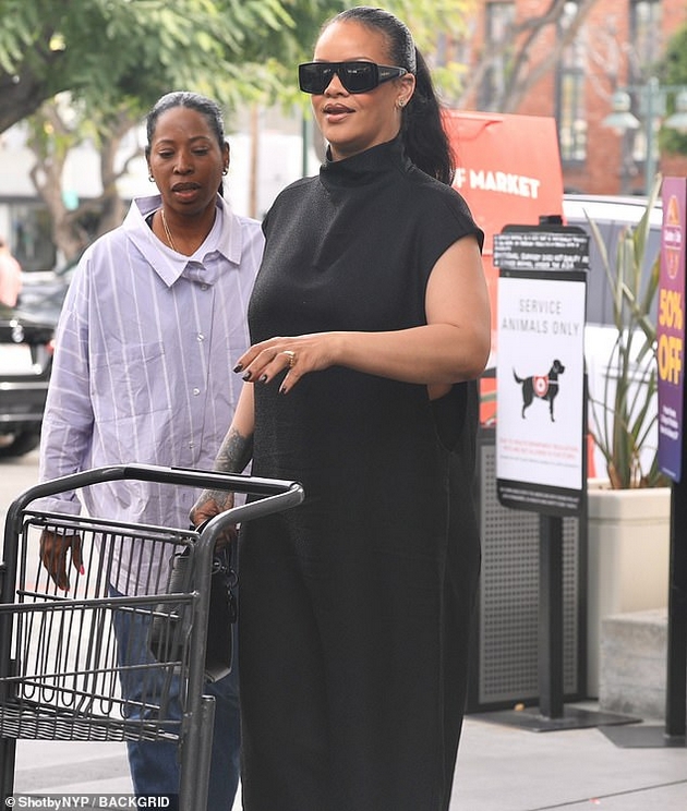 rijana-pazari-vo-market-i-pokraj-statusot-na-milijarder-sama-odbira-ovoshje-i-zelenchuk-se-smee-so-kupuvachite-foto-12.JPG