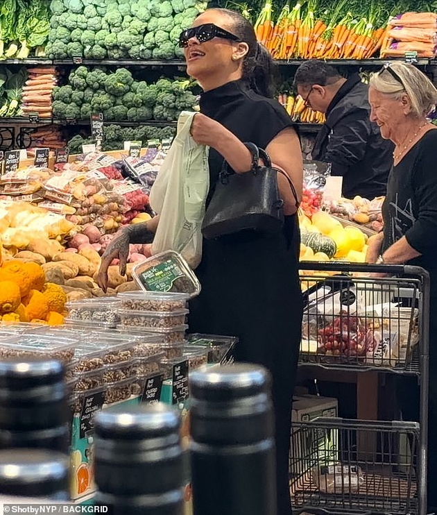 rijana-pazari-vo-market-i-pokraj-statusot-na-milijarder-sama-odbira-ovoshje-i-zelenchuk-se-smee-so-kupuvachite-foto-14.JPG