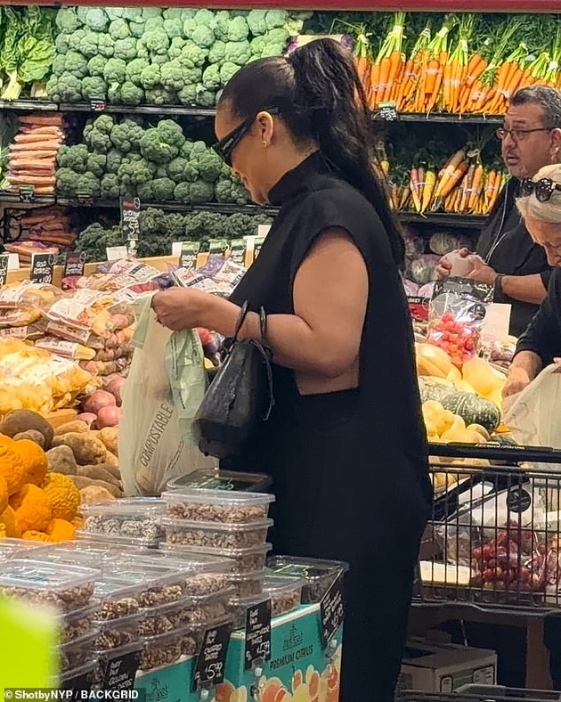 rijana-pazari-vo-market-i-pokraj-statusot-na-milijarder-sama-odbira-ovoshje-i-zelenchuk-se-smee-so-kupuvachite-foto-15.JPG