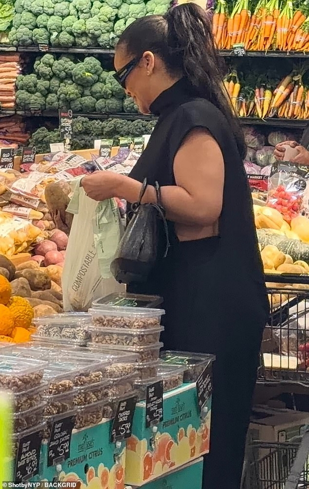 rijana-pazari-vo-market-i-pokraj-statusot-na-milijarder-sama-odbira-ovoshje-i-zelenchuk-se-smee-so-kupuvachite-foto-7.JPG