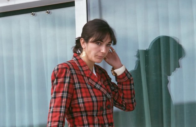 se-omazhi-dodeka-chekashe-sudenje-tatko-verojatno-bil-ubien-koja-e-gislejn-maksvel-zhenata-koja-gi-regrutirala-zhrtvite-na-epstin-10.jpg
