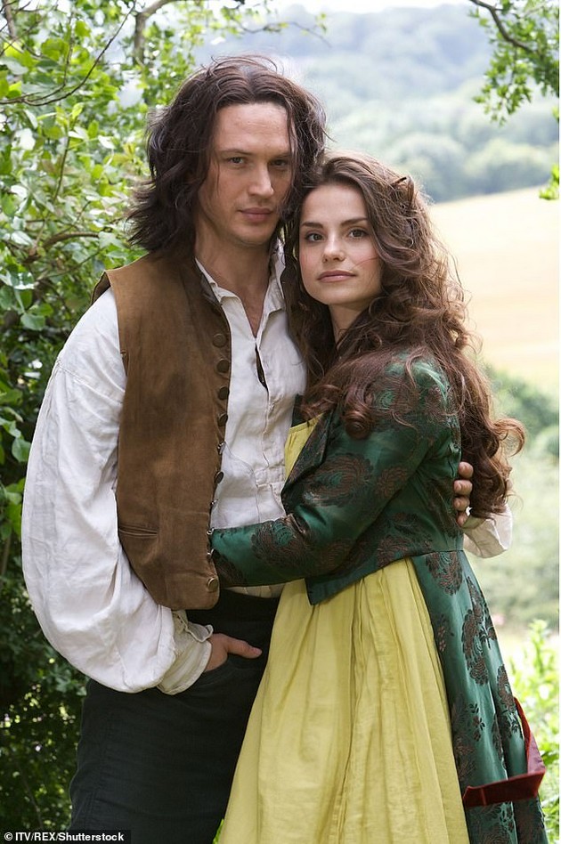 se-vljubija-dodeka-go-snimaa-wuthering-heights-do-denes-si-pishuvaat-pisma-ljubovta-na-tom-hardi-i-soprugata-sharlot-e-kako-na-film-08.jpg