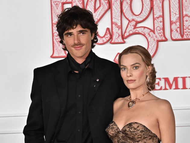 se-vljubija-dodeka-go-snimaa-wuthering-heights-do-denes-si-pishuvaat-pisma-ljubovta-na-tom-hardi-i-soprugata-sharlot-e-kako-na-film-13.jpg
