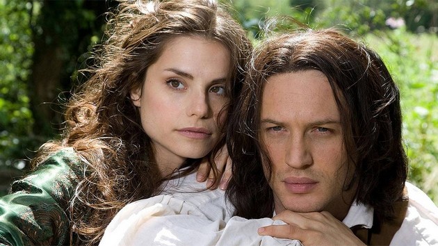 se-vljubija-dodeka-go-snimaa-wuthering-heights-do-denes-si-pishuvaat-pisma-ljubovta-na-tom-hardi-i-soprugata-sharlot-e-kako-na-film14.jpg