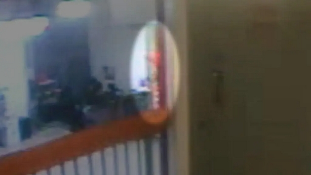 somnitelni-povredi-na-vratot-misteriozno-video-od-zatvorot-zoshto-nekoi-veruvaat-deka-epstin-bil-ubien-vo-negovata-kelija-02.JPG