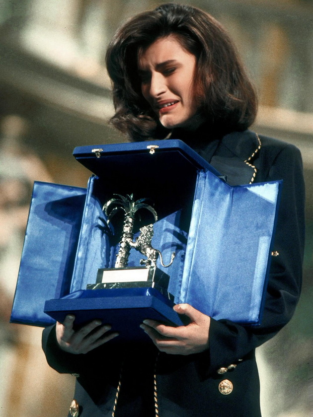 8-godini-beshe-ljubovnica-na-ozhenet-mazh-so-tri-deca-pa-mu-rodi-kjerka-burniot-ljuboven-zhivot-na-laura-pauzini-15.jpg