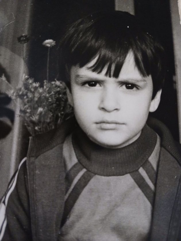 aleksandar-mitevski-za-crnobelo-leksikon-malku-mi-e-nezgodno-koga-vo-kafeana-kje-zasvirat-i-nekoja-nasha-pesna-15_copy.jpg