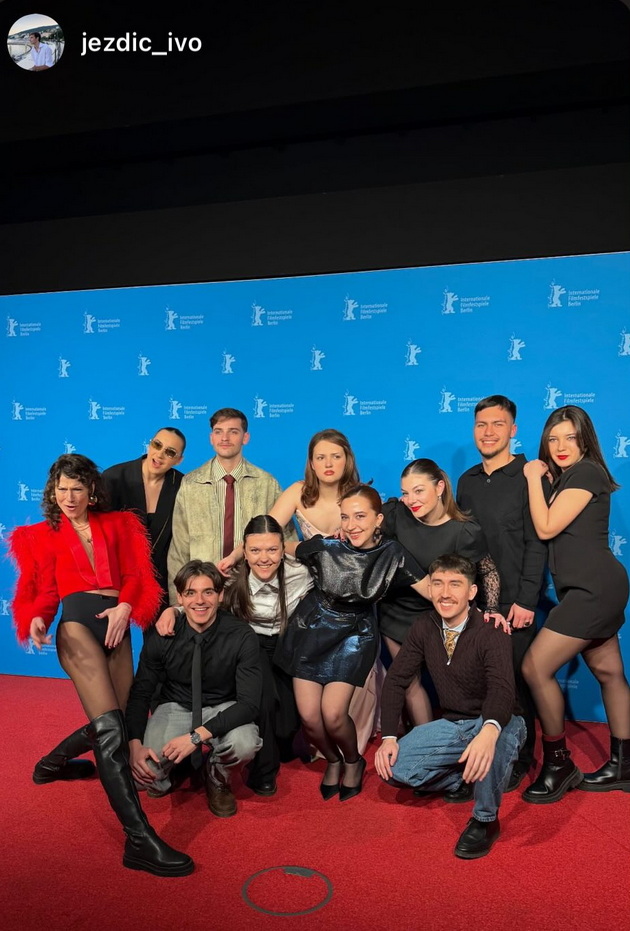 ana-stojanovska-izdominira-na-crveniot-tepih-na-berlinale-smela-kreacija-i-visoki-chizmi-na-snegot-vo-berlin-07.jpg