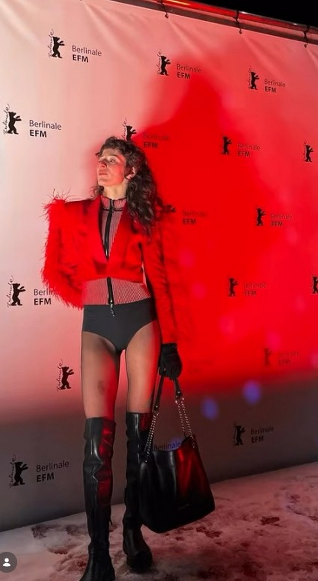 ana-stojanovska-izdominira-na-crveniot-tepih-na-berlinale-smela-kreacija-i-visoki-chizmi-na-snegot-vo-berlin-09.jpg