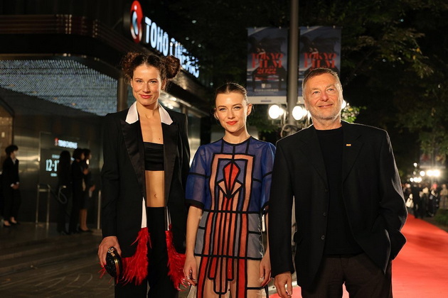 ana-stojanovska-izdominira-na-crveniot-tepih-na-berlinale-smela-kreacija-i-visoki-chizmi-na-snegot-vo-berlin-13.jpg
