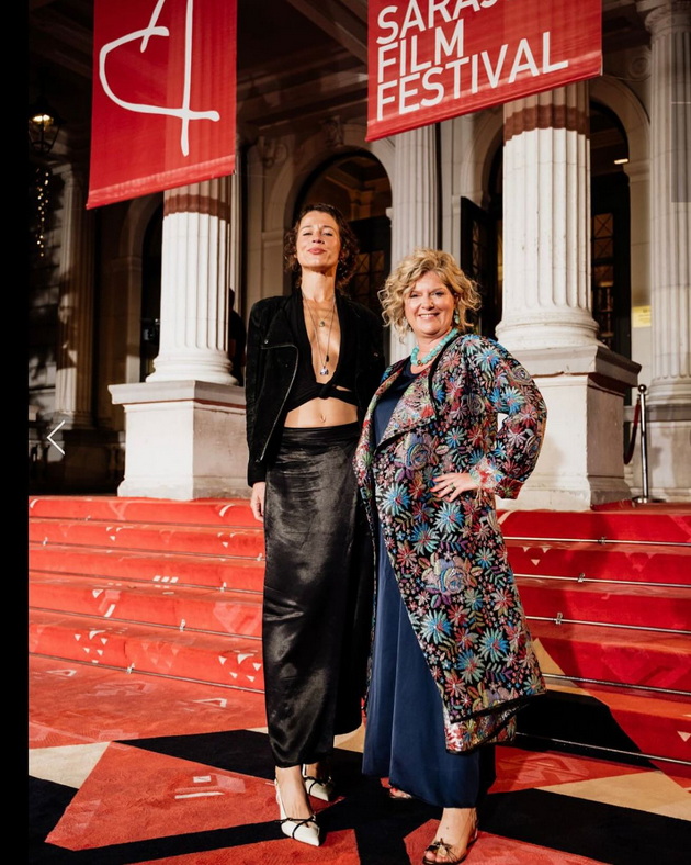 ana-stojanovska-izdominira-na-crveniot-tepih-na-berlinale-smela-kreacija-i-visoki-chizmi-na-snegot-vo-berlin-14.jpg