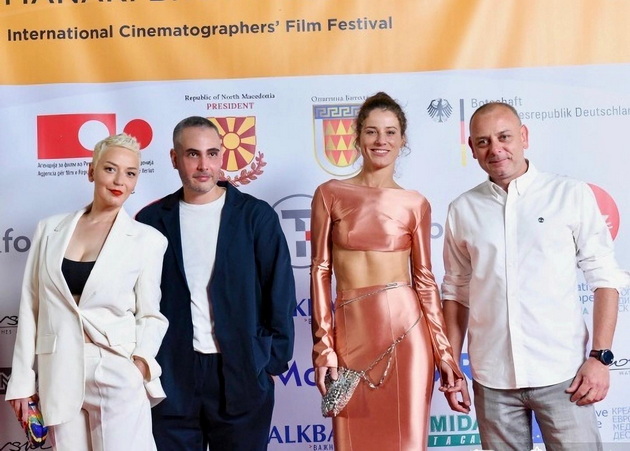 ana-stojanovska-izdominira-na-crveniot-tepih-na-berlinale-smela-kreacija-i-visoki-chizmi-na-snegot-vo-berlin-15.jpg