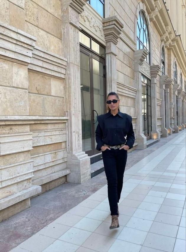 anita-rusevska-47-ima-vpechatliv-stil-obozhava-bundi-preferira-patiki-pred-visoki-potpetici-sako-so-koshula-mi-e-spas-02.jpg