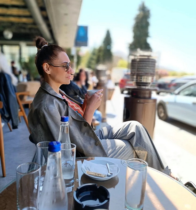 anita-rusevska-47-ima-vpechatliv-stil-obozhava-bundi-preferira-patiki-pred-visoki-potpetici-sako-so-koshula-mi-e-spas-20.jpg