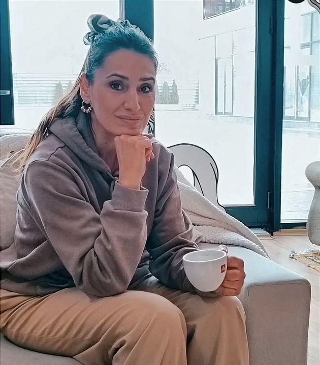 anita-rusevska-47-ima-vpechatliv-stil-obozhava-bundi-preferira-patiki-pred-visoki-potpetici-sako-so-koshula-mi-e-spas-21.jpg