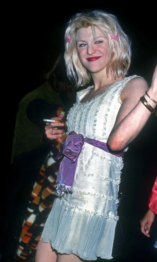 beshe-najomrazenata-zhena-vo-1990-tite-kakov-zhivot-vodi-denes-vdovicata-na-kurt-kobejn-21.jpg