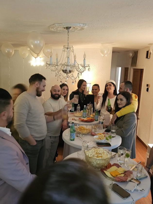 dizajnerkata-iva-spasovska-slaveshe-rodenden-vo-chikago-zabava-vo-belo-stajling-vo-stilot-na-djeki-kenedi-09.jpg