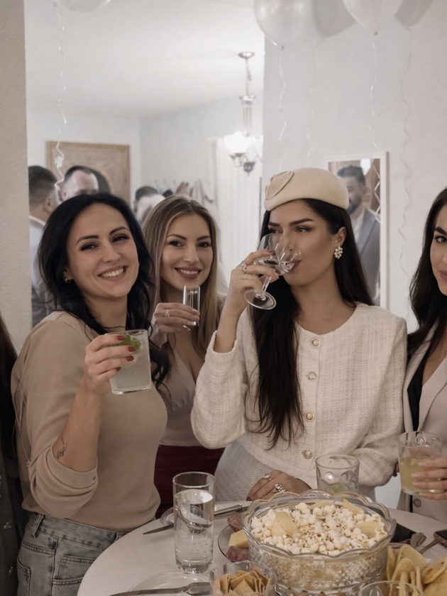 dizajnerkata-iva-spasovska-slaveshe-rodenden-vo-chikago-zabava-vo-belo-stajling-vo-stilot-na-djeki-kenedi-15.jpg