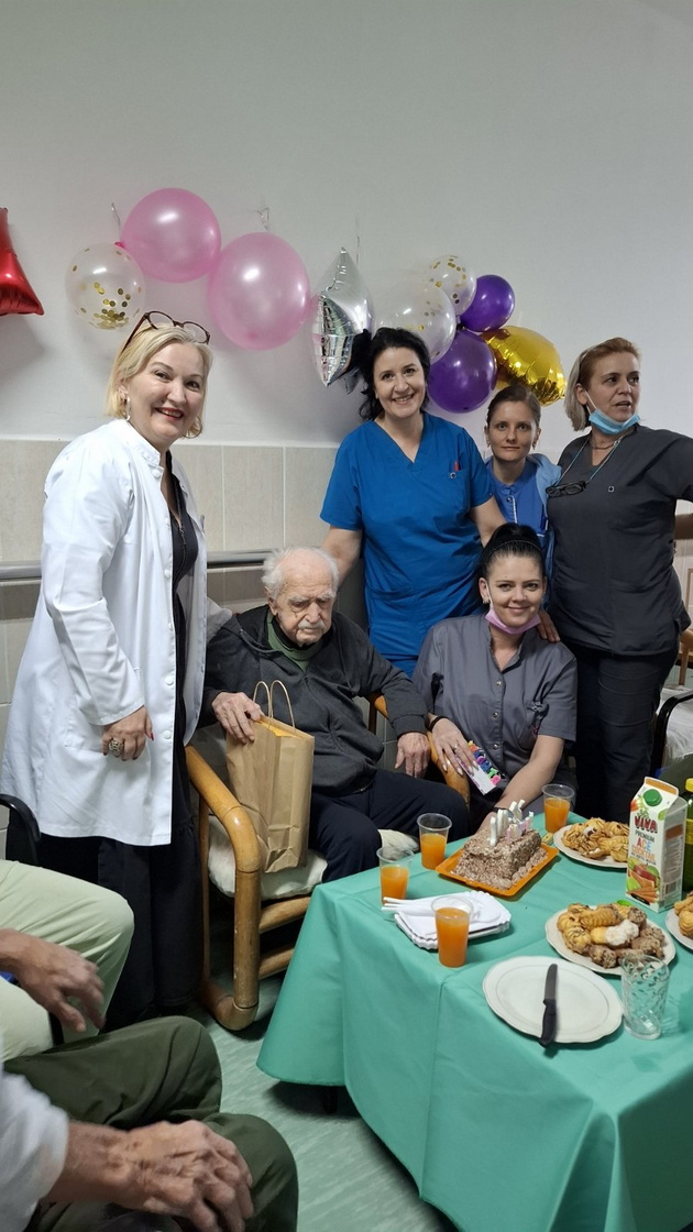 eden-od-najstarite-makedonci-napolni-103-godini-vraboteni-od-klinika-za-gerijatrija-mu-napravija-rodendenska-zabava-04.jpg