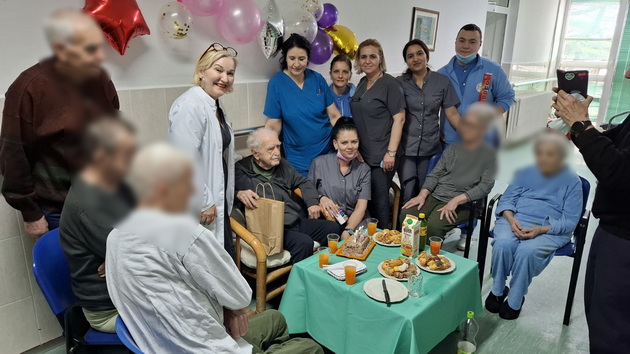 eden-od-najstarite-makedonci-napolni-103-godini-vraboteni-od-klinika-za-gerijatrija-mu-napravija-rodendenska-zabava-05.jpg