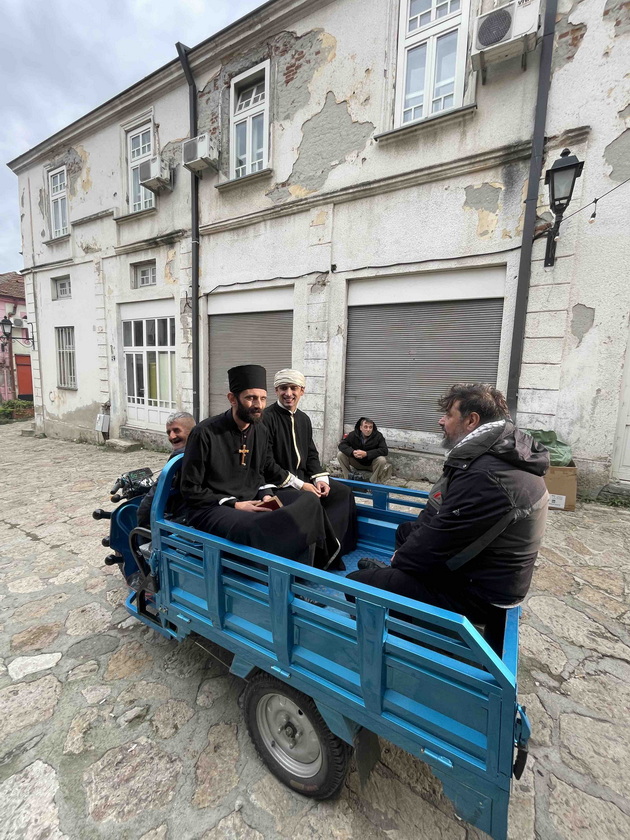 humoristichna-serija-snimena-vo-skopska-charshija-ja-osvojuva-publikata-charshija-e-prikazna-za-site-generacii-04.jpg