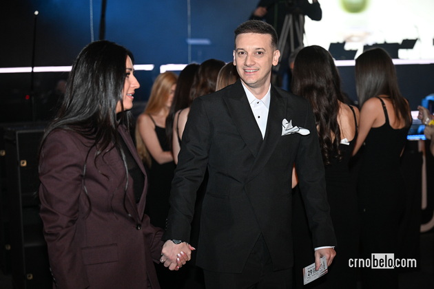 irena-spirovska-so-partnerot-sanja-i-slatkar-poznatite-parovi-na-zlatna-bubamara-26-07.JPG