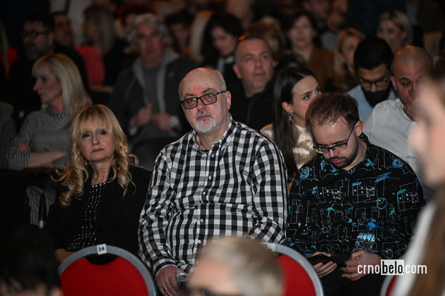 irena-spirovska-so-partnerot-sanja-i-slatkar-poznatite-parovi-na-zlatna-bubamara-26-09.JPG