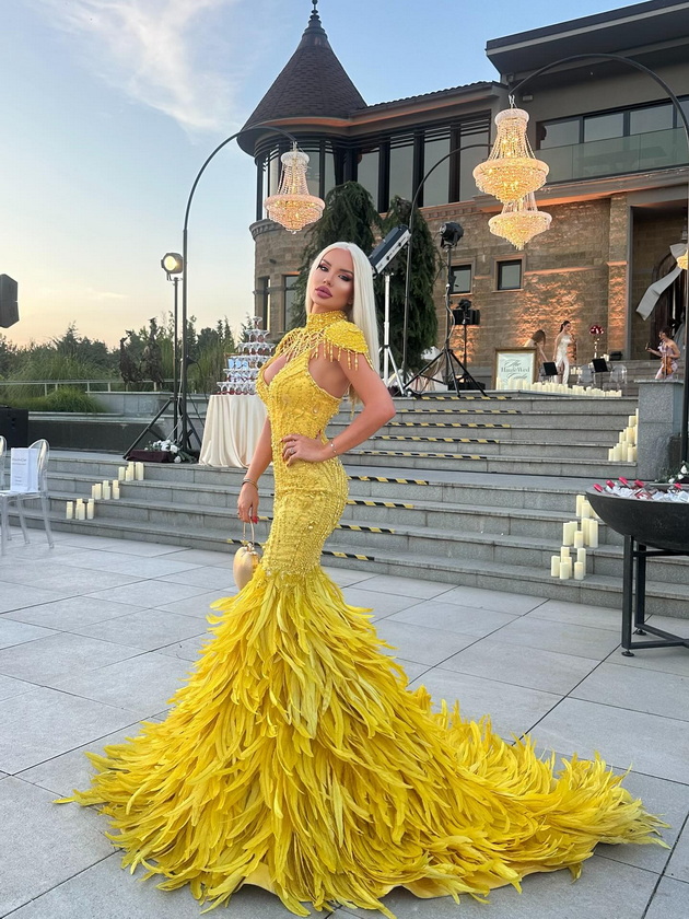kaltrina-krueziu-i-lejdi-gaga-bleskaat-vo-fustani-so-perduvi-koja-e-povpechatliva-02.jpg