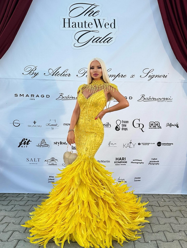 kaltrina-krueziu-i-lejdi-gaga-bleskaat-vo-fustani-so-perduvi-koja-e-povpechatliva-04.jpg