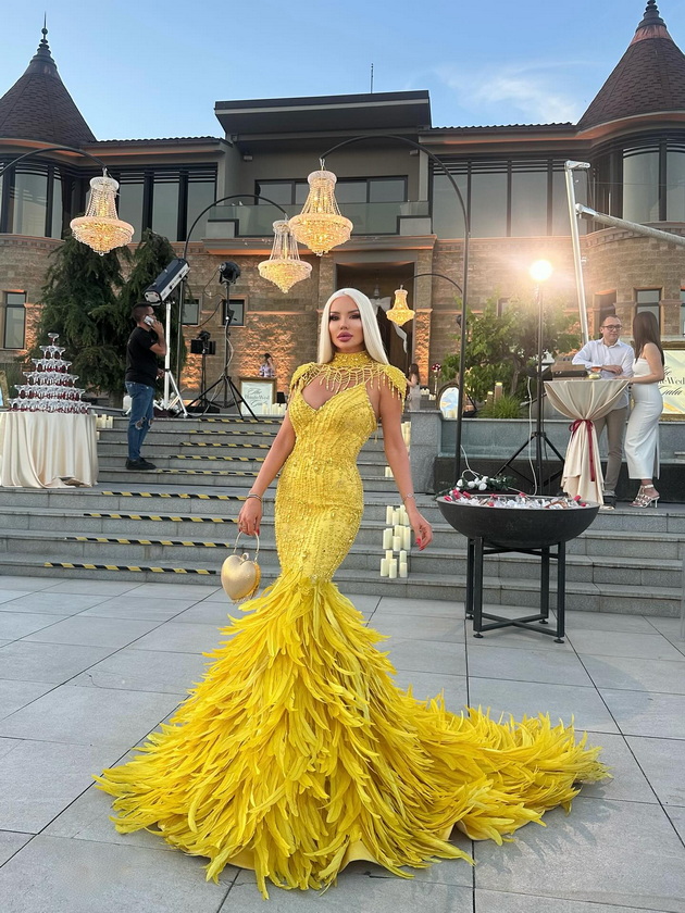 kaltrina-krueziu-i-lejdi-gaga-bleskaat-vo-fustani-so-perduvi-koja-e-povpechatliva-06.jpg