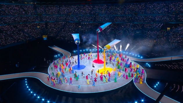 maraja-keri-ja-pee-volare-valentino-rosi-vozi-tramvaj-spektakularno-otvoranje-na-zimskata-olimpijada-vo-italija-05.jpeg