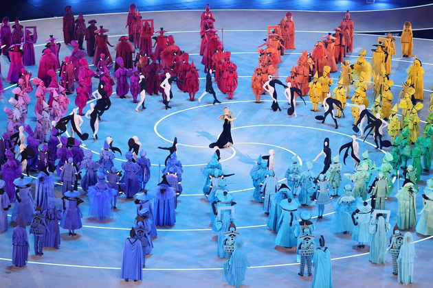 maraja-keri-ja-pee-volare-valentino-rosi-vozi-tramvaj-spektakularno-otvoranje-na-zimskata-olimpijada-vo-italija-07.jpeg