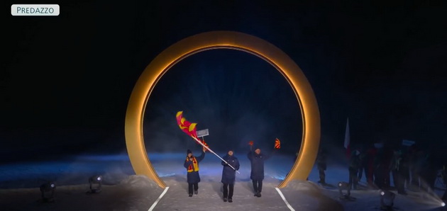 maraja-keri-ja-pee-volare-valentino-rosi-vozi-tramvaj-spektakularno-otvoranje-na-zimskata-olimpijada-vo-italija-11_copy.jpeg